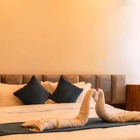 Hotel Kamrupa Guwahati Exteriör bild